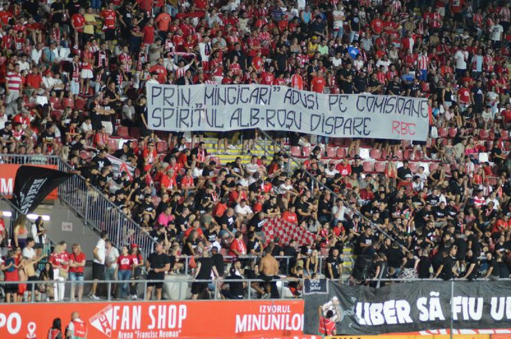 „Prin mingicari aduși pe comisioane, spiritul alb-roșu dispare”, a fost banner-ul afișat de galeria arădenilor. S-a scandat și „UTA liberă!” / foto: Bogdan Cioara