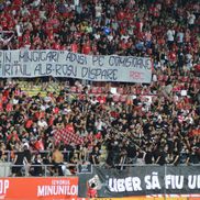 „Prin mingicari aduși pe comisioane, spiritul alb-roșu dispare”, a fost banner-ul afișat de galeria arădenilor. S-a scandat și „UTA liberă!” / foto: Bogdan Cioara