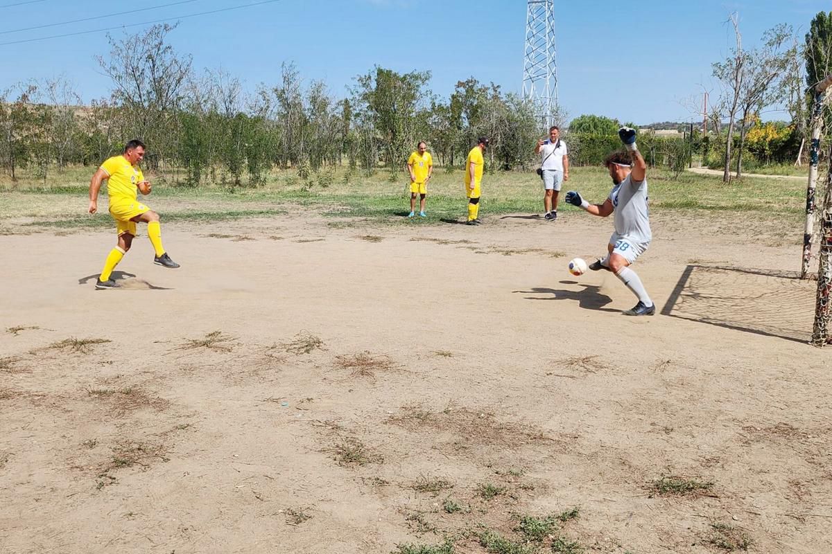 FRF a publicat imagini IREALE de la un eveniment dedicat echipei naționale de nevăzători: fără pic de iarbă pe teren și porți ruginite!