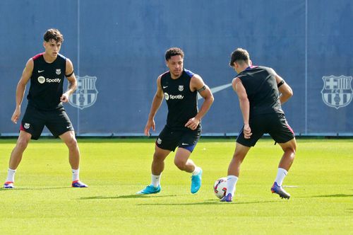 Vitor Roque, în centru, a plecat la Betis / Foto: Imago