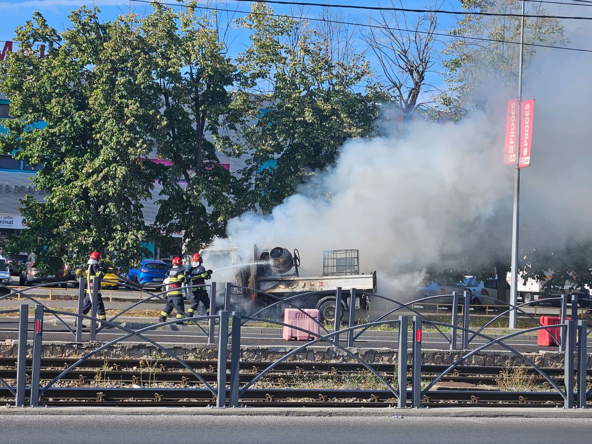 O mașină a luat foc lângă stadionul Ghencea