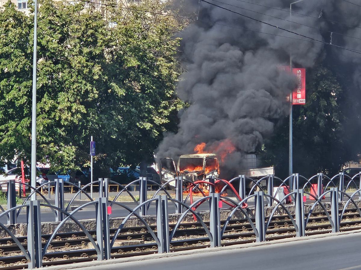 O mașină a luat foc lângă stadionul Ghencea