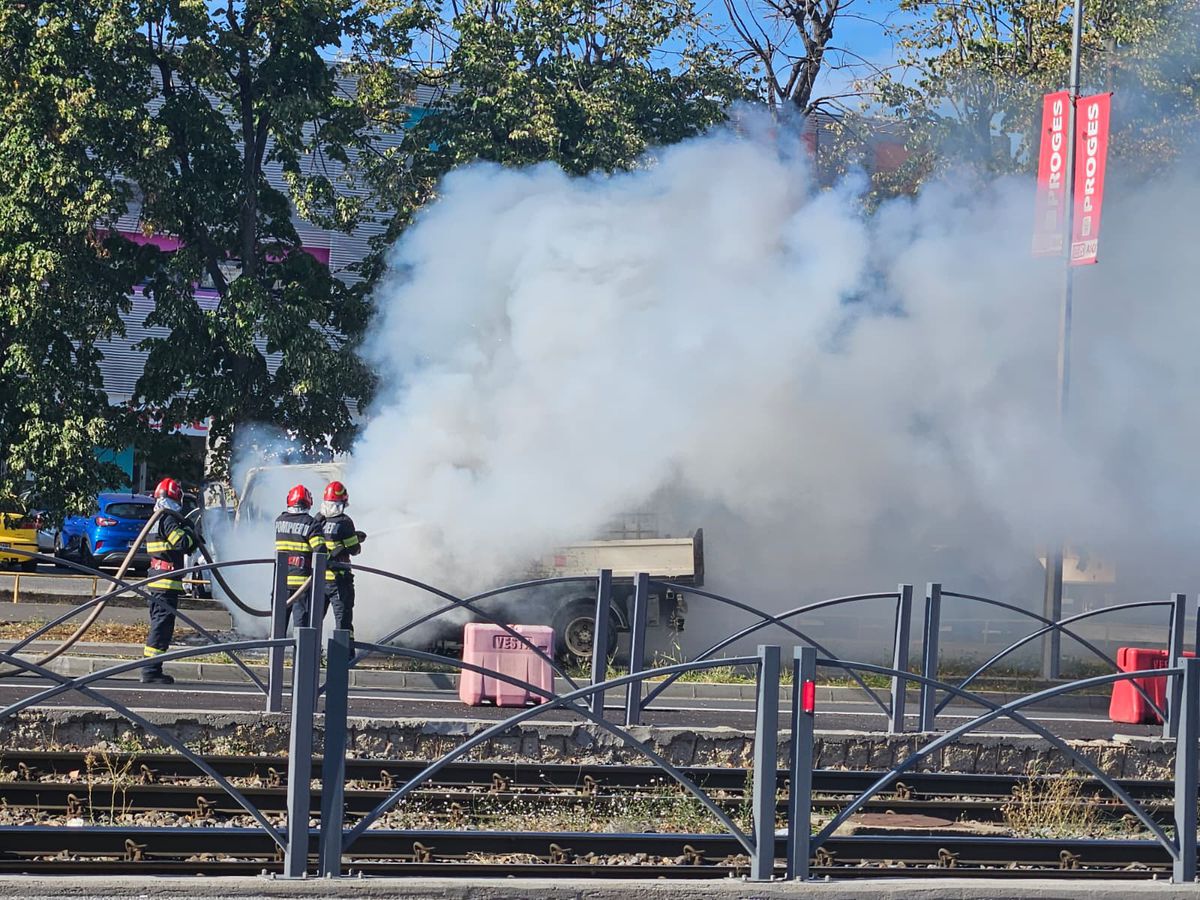 O mașină a luat foc lângă stadionul Ghencea