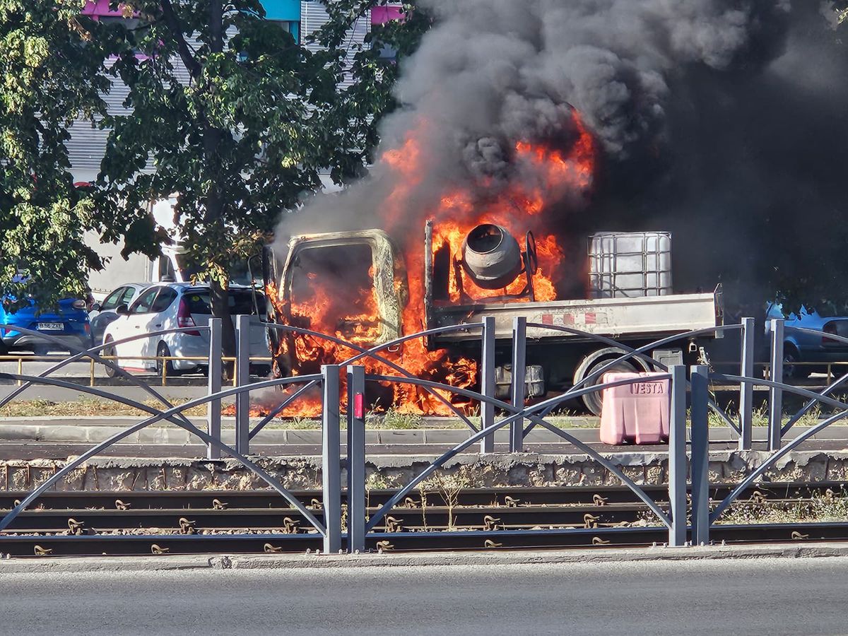 Alertă în Ghencea: înainte de Steaua - UTA, o mașină a luat foc peste drum de stadion!