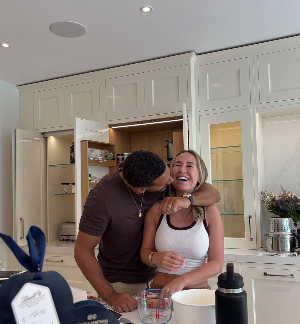 Rio Ferdinand s-a mutat cu familia în Dubai, și-a prezentat vila și a semnalat o mare diferență în ce privește sistemul educațional