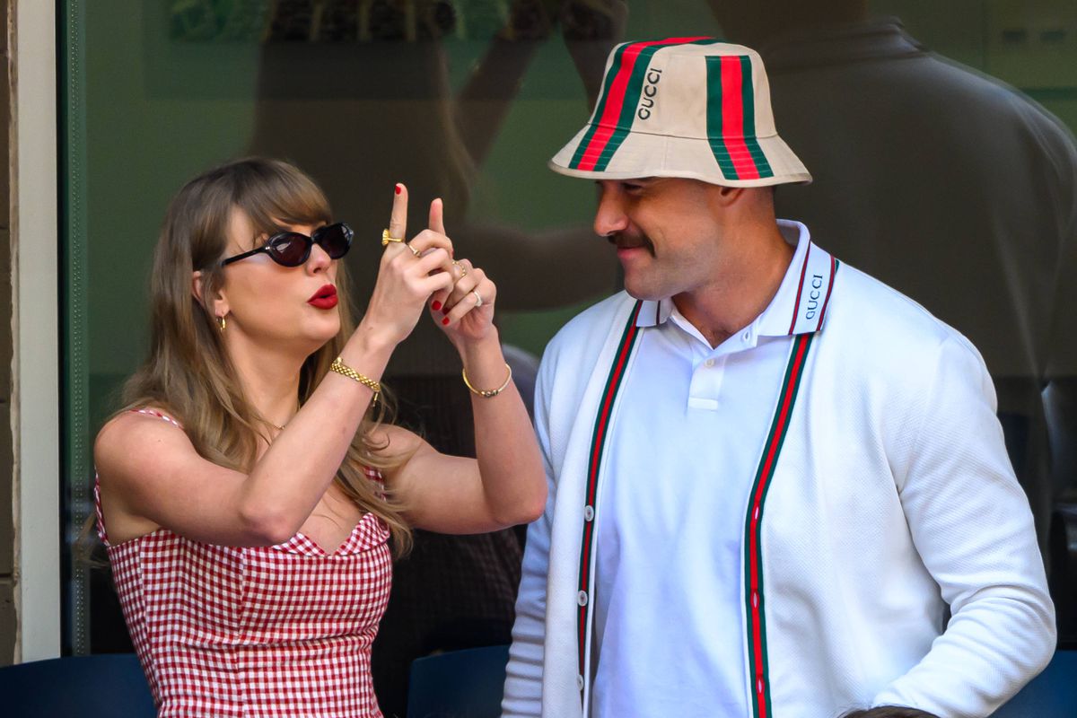 Taylor Swift și Travis Kelce s-au logodit