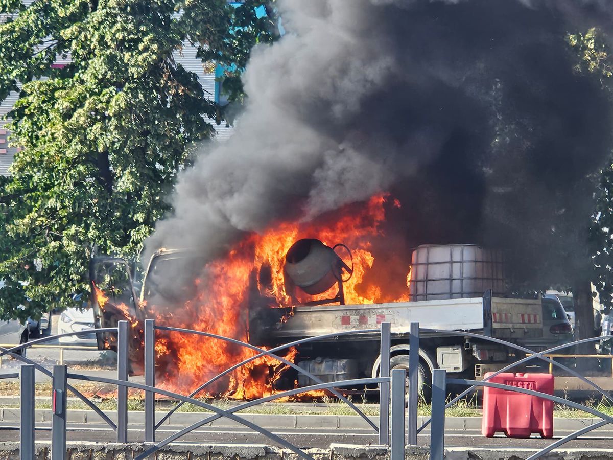 Alertă în Ghencea: înainte de Steaua - UTA, o mașină a luat foc peste drum de stadion!