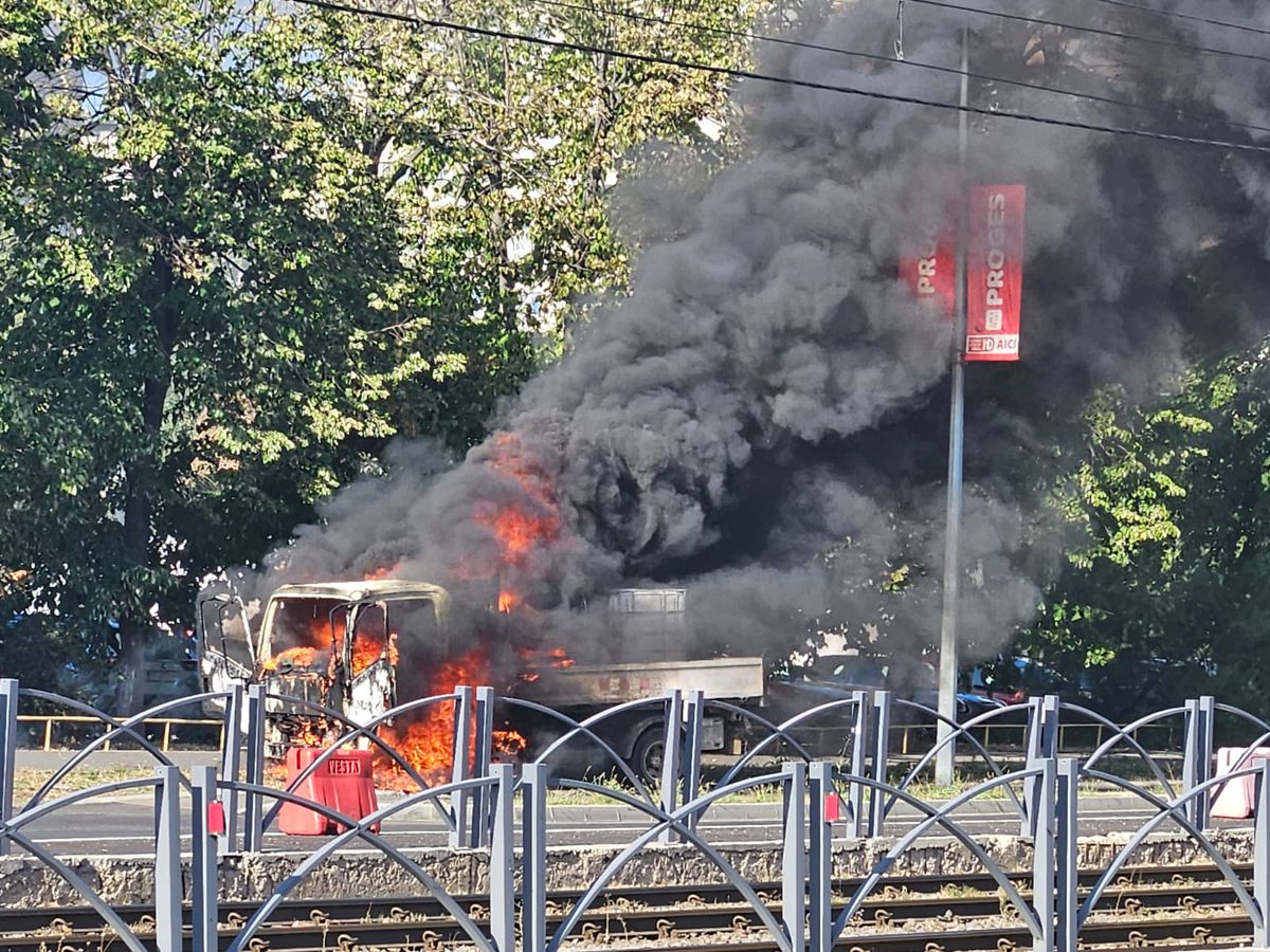 Alertă în Ghencea: înainte de Steaua - UTA, o mașină a luat foc peste drum de stadion!
