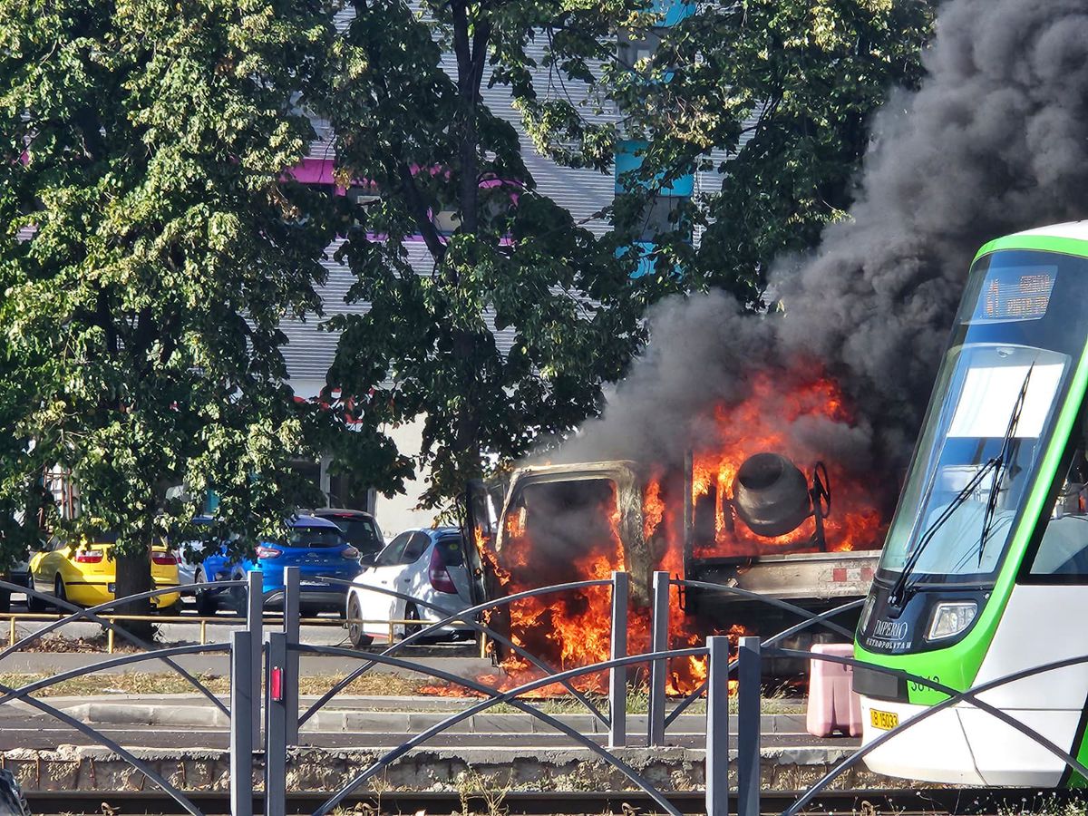 O mașină a luat foc lângă stadionul Ghencea