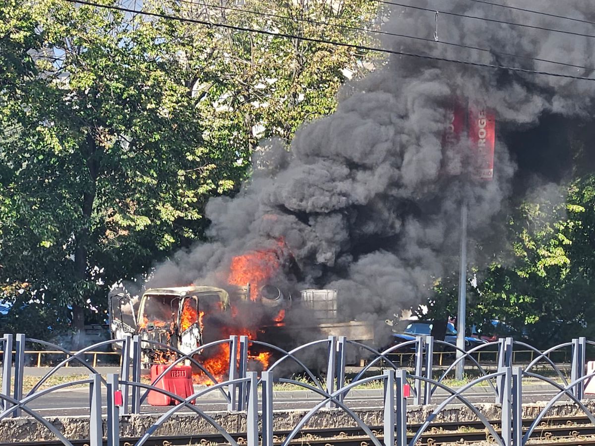 Alertă în Ghencea: înainte de Steaua - UTA, o mașină a luat foc peste drum de stadion!