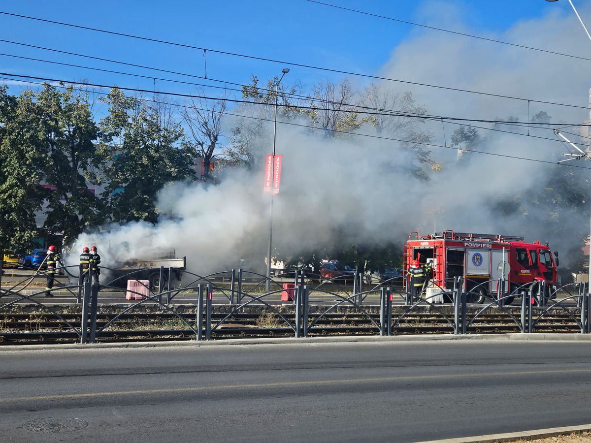 O mașină a luat foc lângă stadionul Ghencea