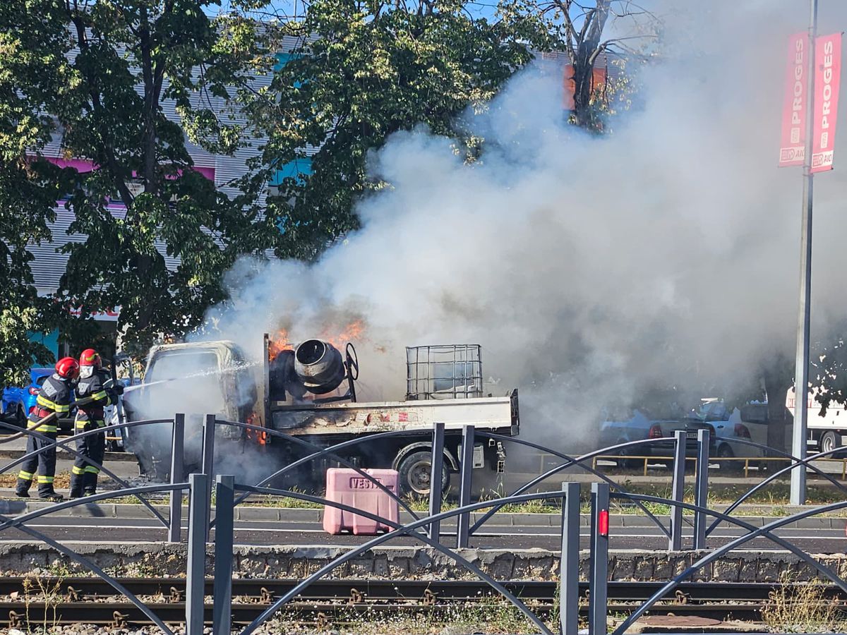 O mașină a luat foc lângă stadionul Ghencea