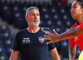 Antrenorul Gloriei Bistrița, spaniolul Carlos Viver: „Aici am cele mai bune condiții de când antrenez în handbal!”