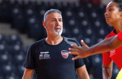 Antrenorul Gloriei Bistrița, spaniolul Carlos Viver: „Aici am cele mai bune condiții de când antrenez în handbal!”
