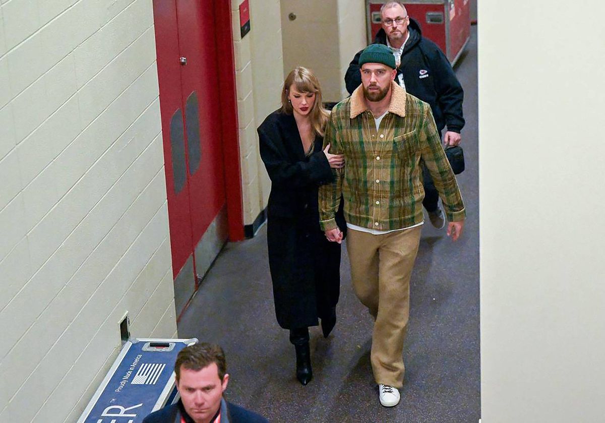 Taylor Swift și Travis Kelce s-au logodit