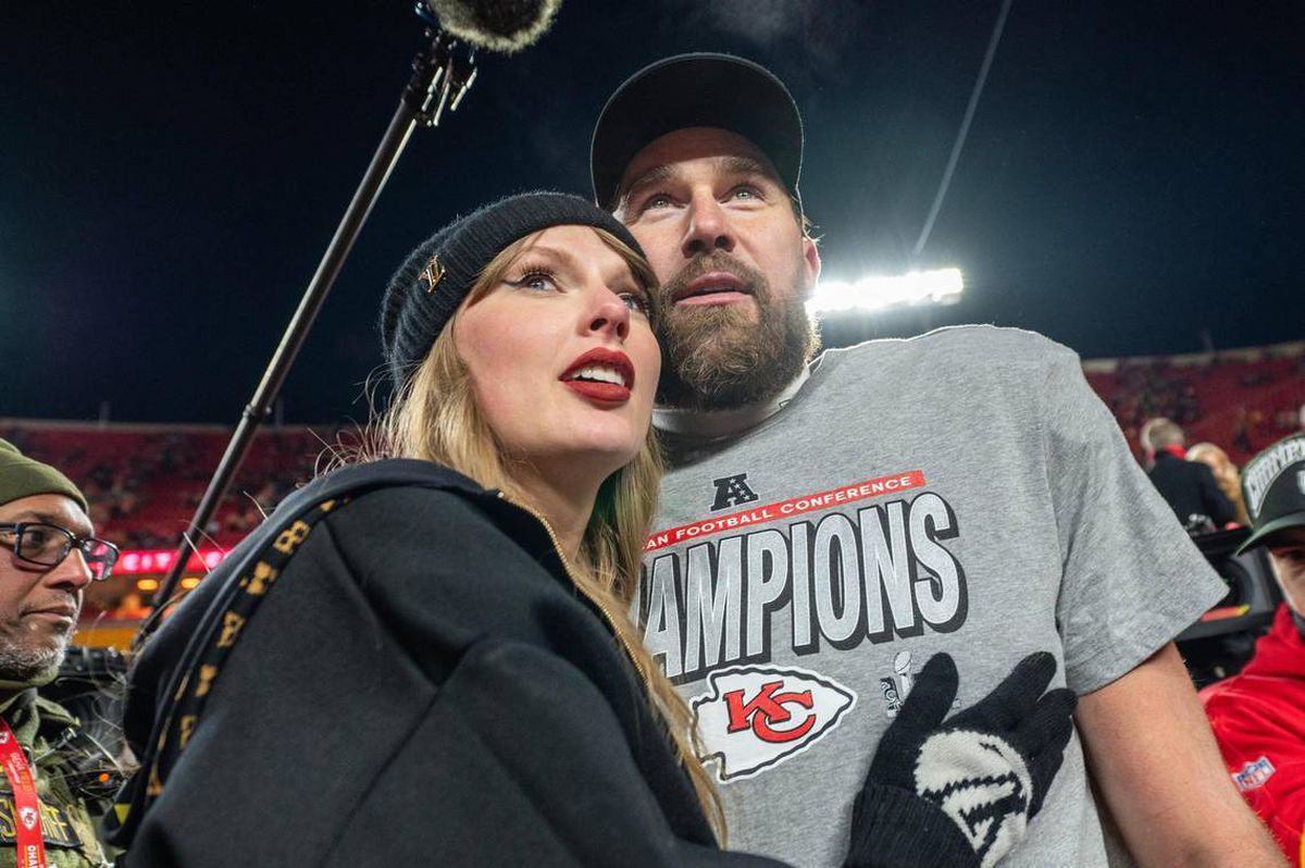 Taylor Swift și Travis Kelce s-au logodit