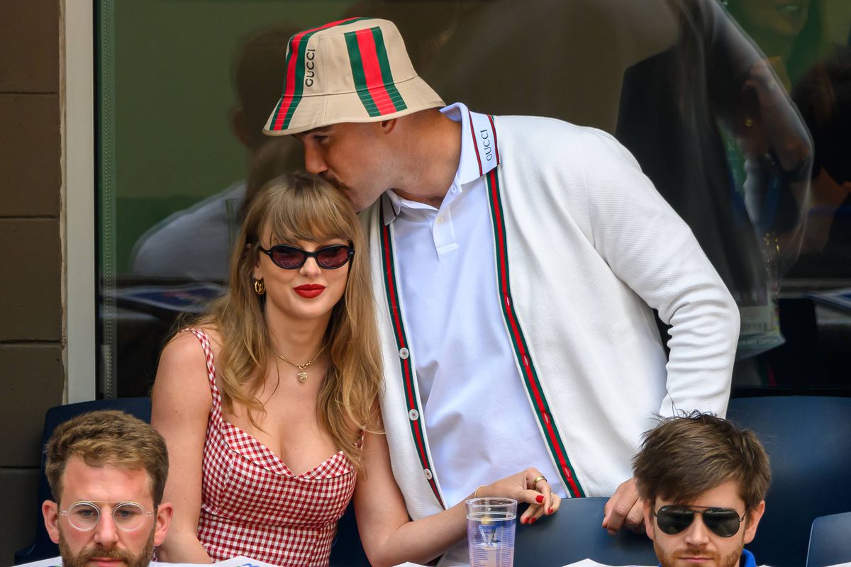 Taylor Swift și Travis Kelce s-au logodit