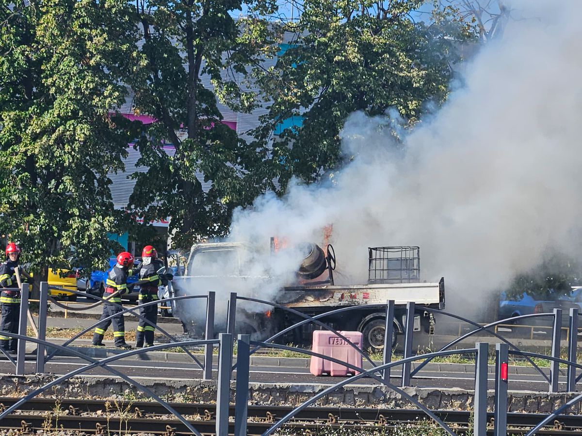 O mașină a luat foc lângă stadionul Ghencea
