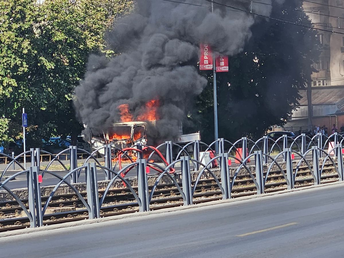O mașină a luat foc lângă stadionul Ghencea