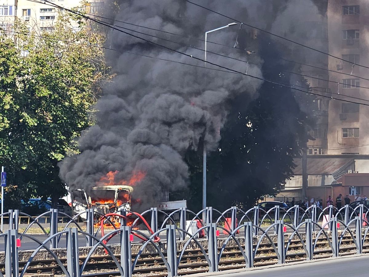 Alertă în Ghencea: înainte de Steaua - UTA, o mașină a luat foc peste drum de stadion!