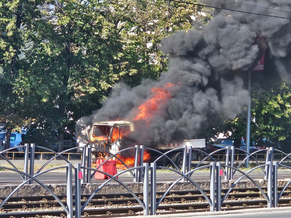 Alertă în Ghencea: înainte de Steaua - UTA, o mașină a luat foc peste drum de stadion!