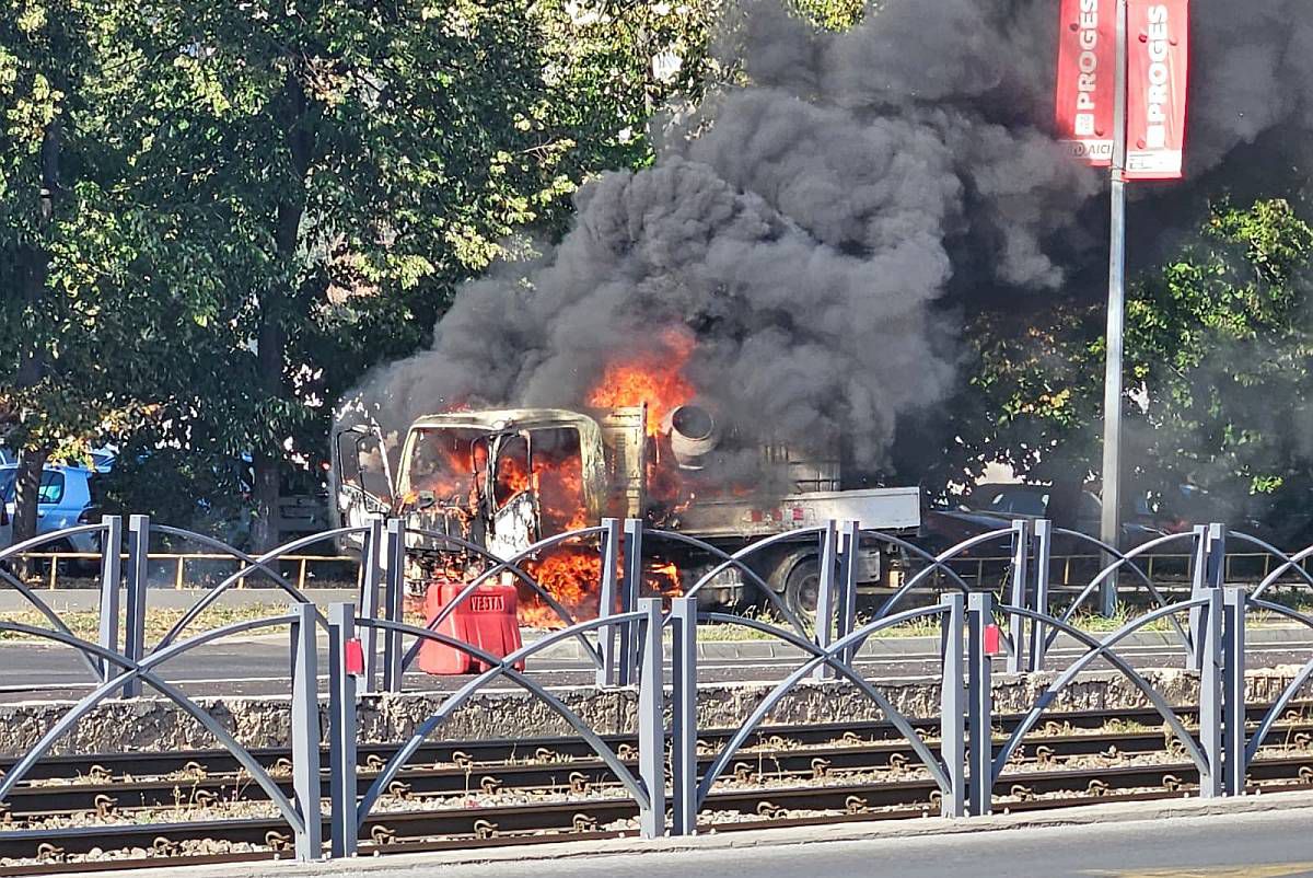 Alertă în Ghencea: înainte de Steaua - UTA, o mașină a luat foc peste drum de stadion!