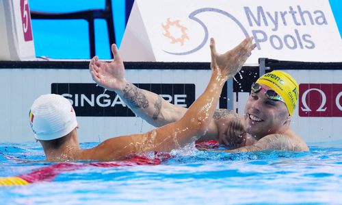 David Popovici și Kyle Chalmers la finalul cursei de 100 m liber de la Singapore FOTO Imago Images