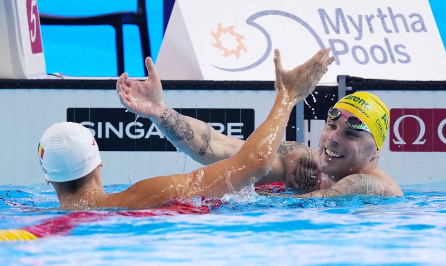 David Popovici și Kyle Chalmers la finalul cursei de 100 m liber de la Singapore FOTO Imago Images „Trebuie obsesie, dar și liniște” » David Popovici e „Sportivul Anului” și vorbește într-un interviu-eveniment despre o mare provocare: „N-am trecut niciodată prin așa ceva”