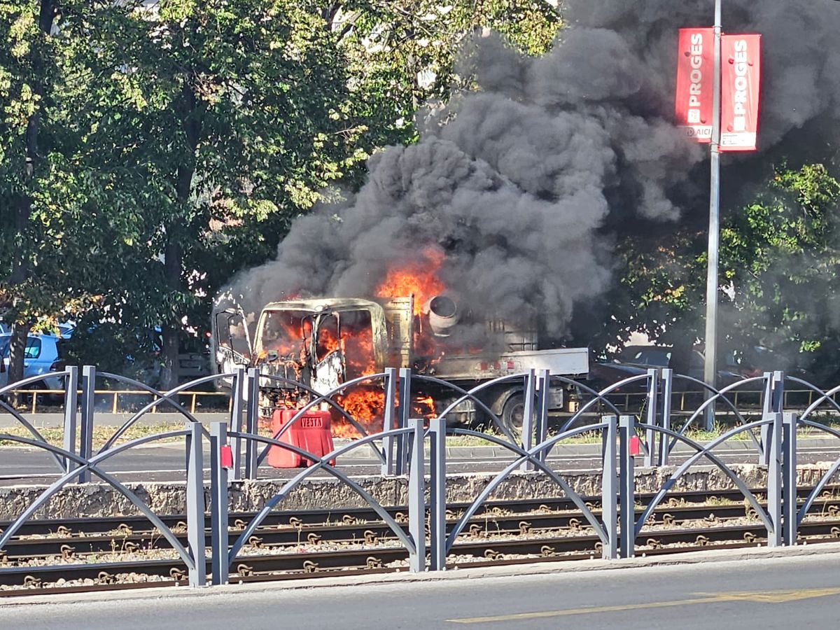 O mașină a luat foc lângă stadionul Ghencea