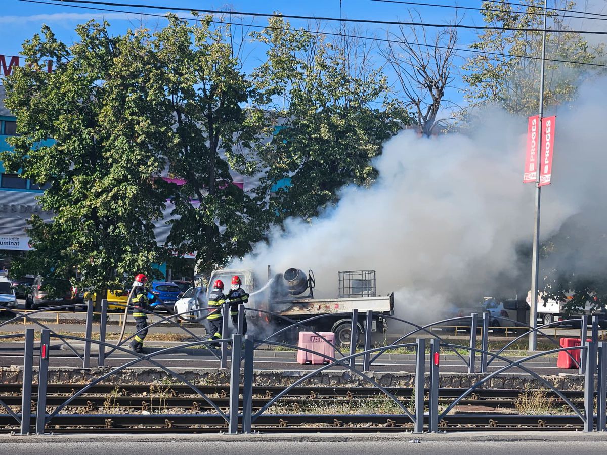 O mașină a luat foc lângă stadionul Ghencea