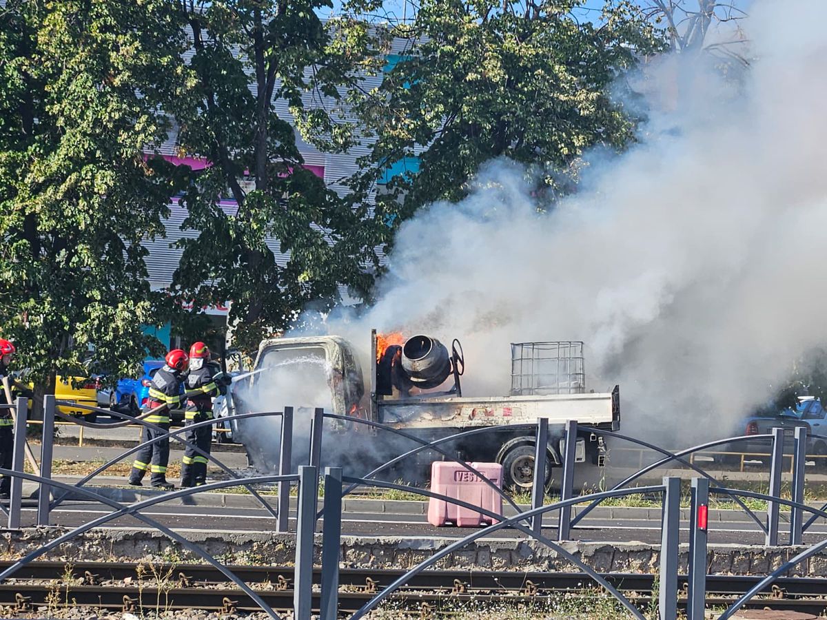 O mașină a luat foc lângă stadionul Ghencea