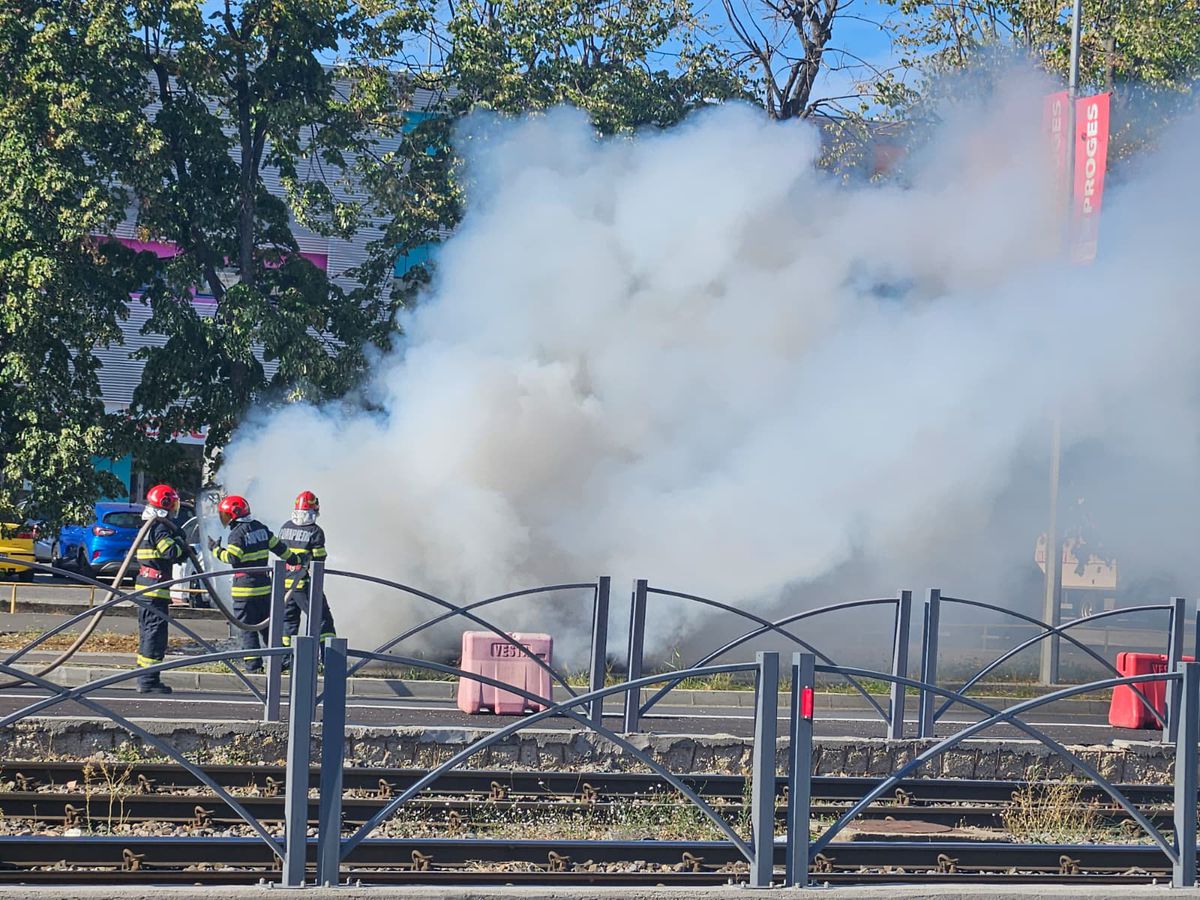 Alertă în Ghencea: înainte de Steaua - UTA, o mașină a luat foc peste drum de stadion!