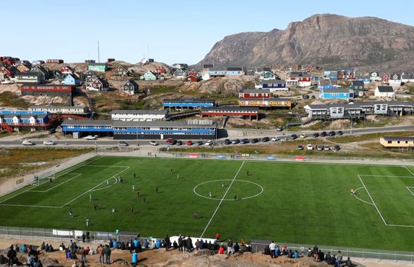 FOTO „Fotbal la capătul lumii” » New York Times, reportaj spectaculos din Groenlanda! Toate meciurile se joacă într-o săptămână + campionii primesc câte un harpon de aur
