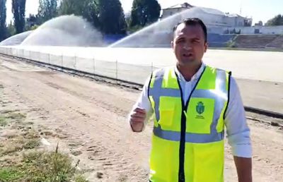 Unic în lume: primarul din Târgoviște a inaugurat mai întâi suprafața de joc a unui stadion nefăcut. Specialiști: „Cred că glumiți, ne scărpinăm invers”