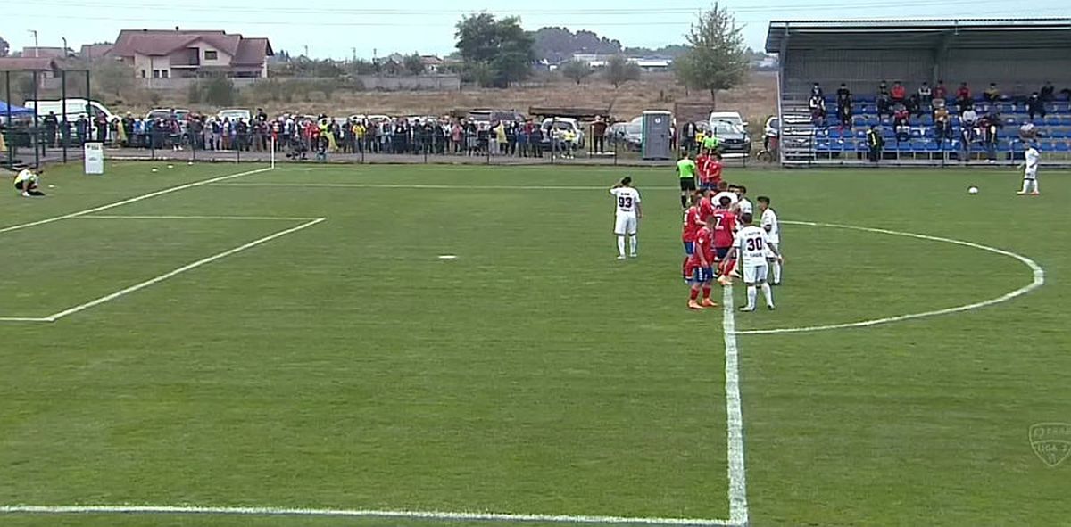 FOTO Au uitat de protocol: zeci de oameni în tribune la Comuna Recea - Rapid! Înghesuială și la gardul stadionului