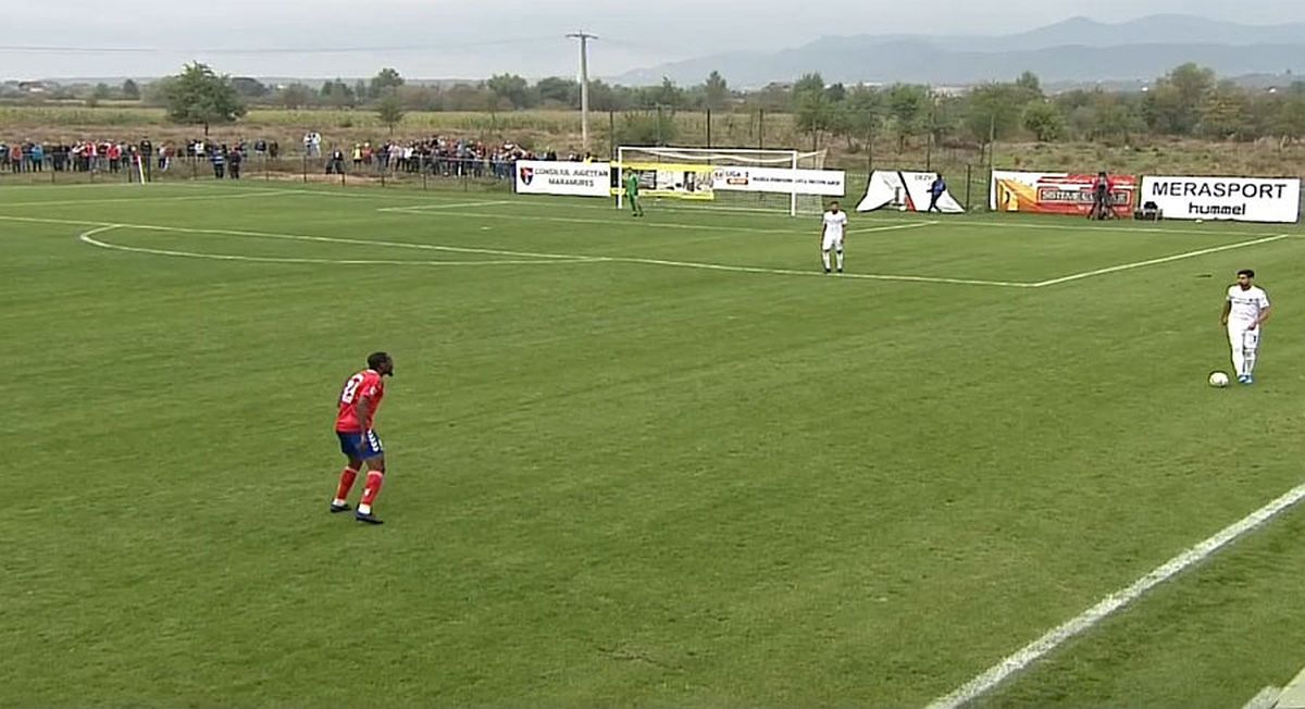 FOTO Au uitat de protocol: zeci de oameni în tribune la Comuna Recea - Rapid! Înghesuială și la gardul stadionului