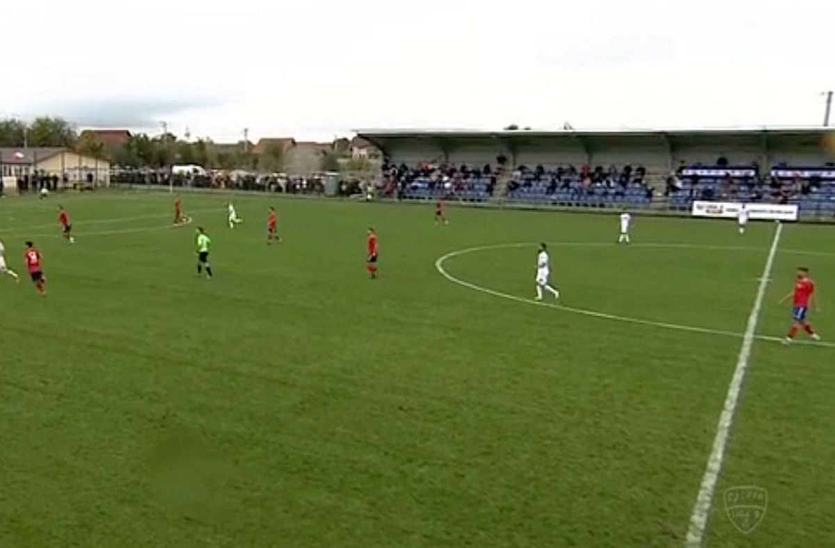 FOTO Au uitat de protocol: zeci de oameni în tribune la Comuna Recea - Rapid! Înghesuială și la gardul stadionului