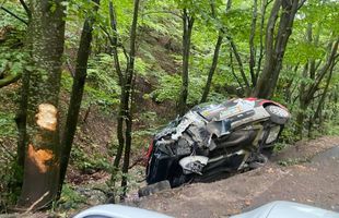 Accident în Raliul Transilvaniei! Mașina a ieșit în decor, lovind un copac