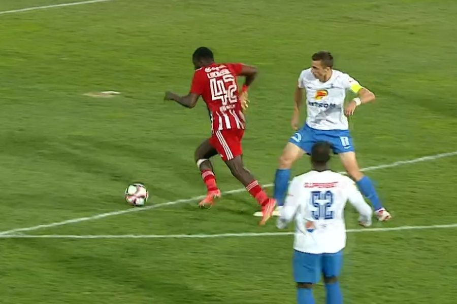 Farul - CS Mioveni 2-1 » Hagi câștigă cu emoții, în prelungiri, în ciuda unor noi erori grave de arbitraj împotriva echipei sale!