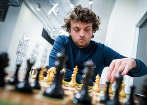 Un site de adulți îi oferă 1 milion $ unui mare maestru, ca să joace dezbrăcat, după ce e acuzat că a trișat împotriva lui Magnus Carlsen