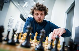 Un site de adulți îi oferă 1 milion $ unui mare maestru, ca să joace dezbrăcat, după ce e acuzat că a trișat împotriva lui Magnus Carlsen
