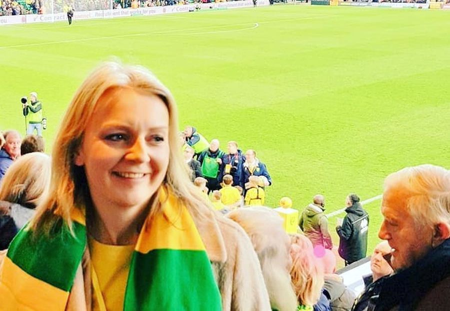 Liz Truss, la meciul lui Norwich // FOTO: Instagram Scandal în Marea Britanie! Primul-Ministru, acuzat că a cheltuit bani publici la magazinul echipei preferate