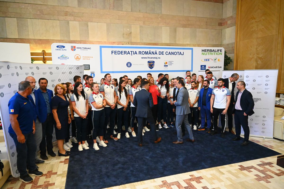 Elisabeta Lipă, pressing la Eduard Novak, la sosirea de la Mondialul de Canotaj: „Domnule ministru, sper să nu uitați ce ne-ați promis!”