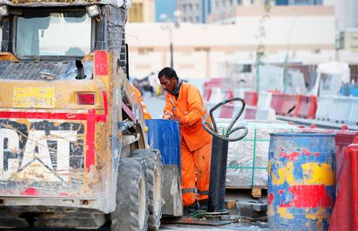 Șocant! Mii de migranți obligați să plece din Qatar înaintea Mondialului!