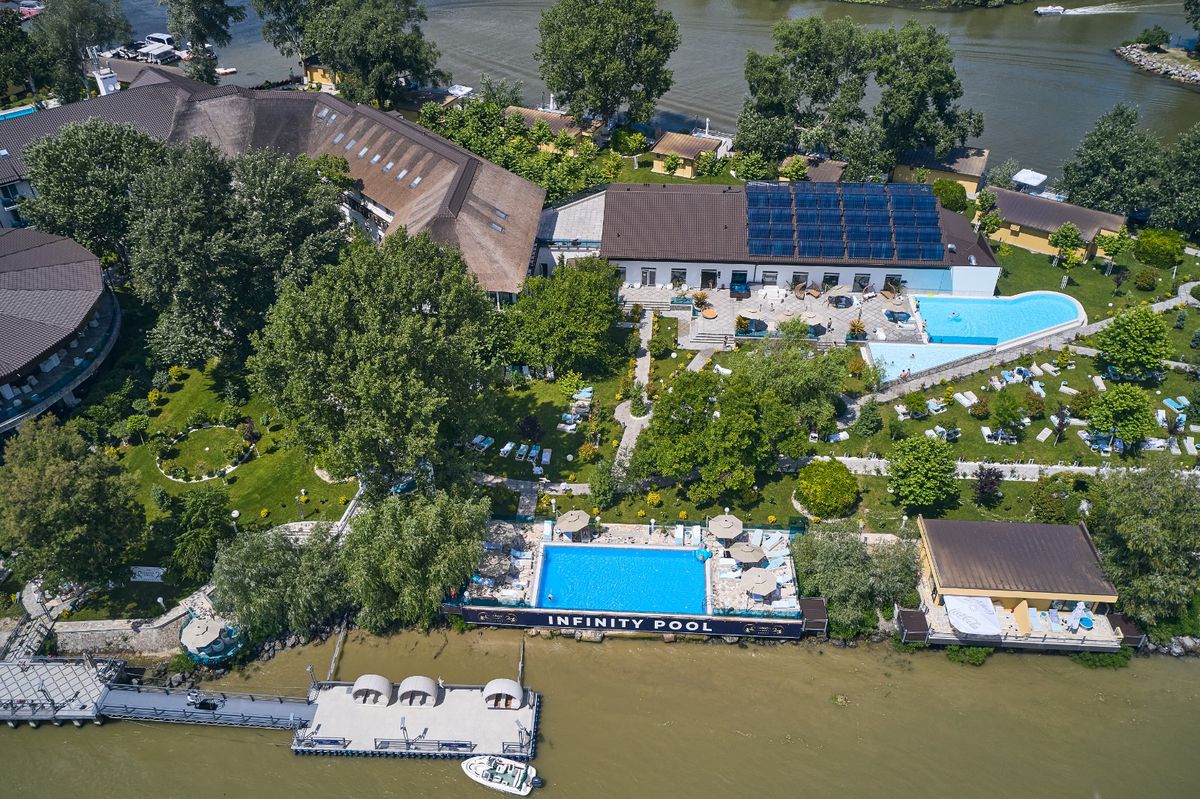 Lebăda Luxury Resort & Spa vă așteaptă, cu oferte unice, la masa de Crăciun și petrecerea de Revelion