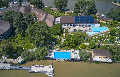 Lebăda Luxury Resort & Spa vă așteaptă, cu oferte unice, la masa de Crăciun și petrecerea de Revelion