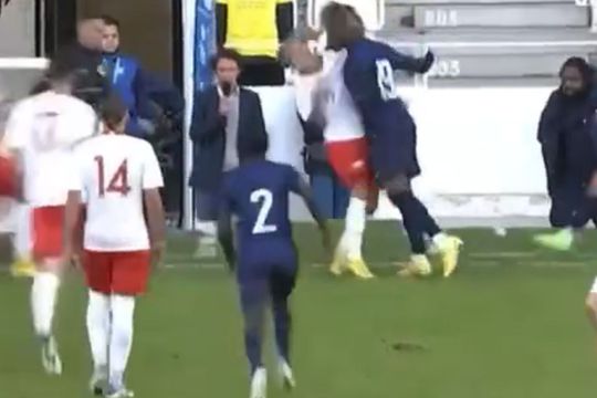 Meciul din Franța U18 și Polonia U18, din cadrul turneului „Lafarge Foot Avenir”, a fost oprit în minutul 75, după ce francezii au luat 4 cartonașe roșii și au rămas în 7 jucători.