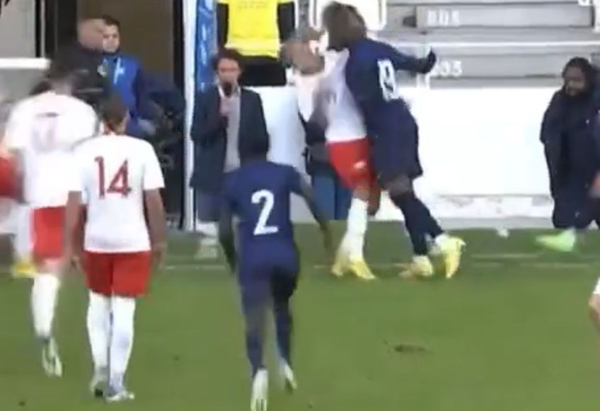 Meciul din Franța U18 și Polonia U18, din cadrul turneului „Lafarge Foot Avenir”, a fost oprit în minutul 75, după ce francezii au luat 4 cartonașe roșii și au rămas în 7 jucători.