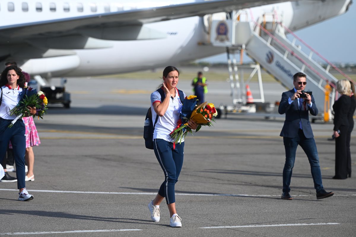 Elisabeta Lipă, pressing la Eduard Novak, la sosirea de la Mondialul de Canotaj: „Domnule ministru, sper să nu uitați ce ne-ați promis!”