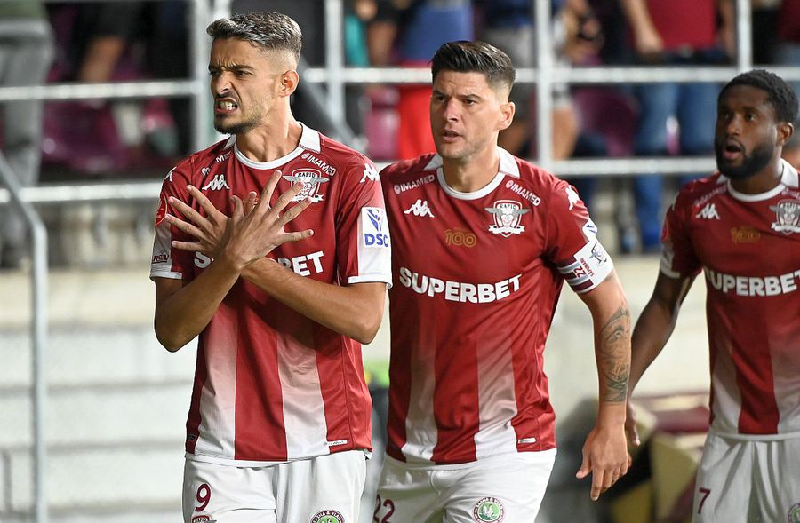 Albion Rrahmani a simulat vulturul de pe steagul Albaniei // foto: sportpictures.eu Rrahmani, gest politic provocator în Rapid – CFR: „Kosovo e Albania”. Se va sesiza FRF precum a făcut FIFA în cazurile Shaqiri și Xhaka?